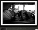Impresión fotográfica mate erótica A3 A4 de The Naughty Nineties. Chica pin up porno sexy en lencería, fumando en topless en un coche clásico. 1920 tetas tetas
